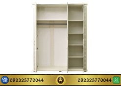 Tampak Dalam Lemari Pakaian Putih Minimalis